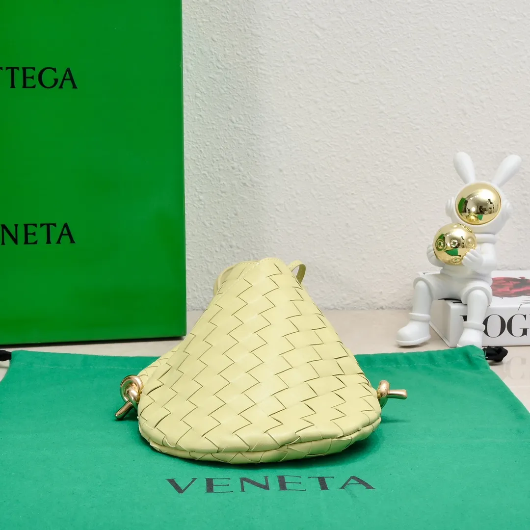 Batch 1700 #BottegaVeneta Bottega The same style as Yang Mi Solstice Shoulder Ba's latest bag type. It also comes with a small bag inside. Very casual style 🔥 High-end, quiet and simple bag from BV show, "Solstice" dark green, black, ice cream color, various colors present different aesthetics The knots made with jewelry-grade craftsmanship, under the collision of soft leather and metal, present a unique sense of high-end. Elegant, casual, and unique. Style number: 0898 Size: 26*3*30cm